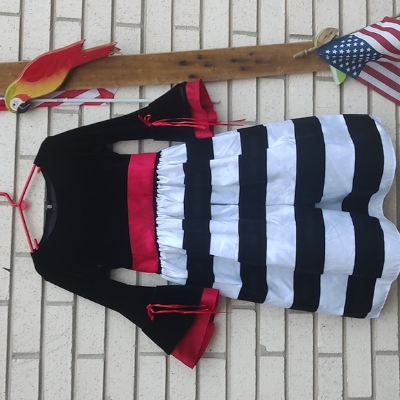 BLACK &. WHITE DRESS - Picture 5 of 11